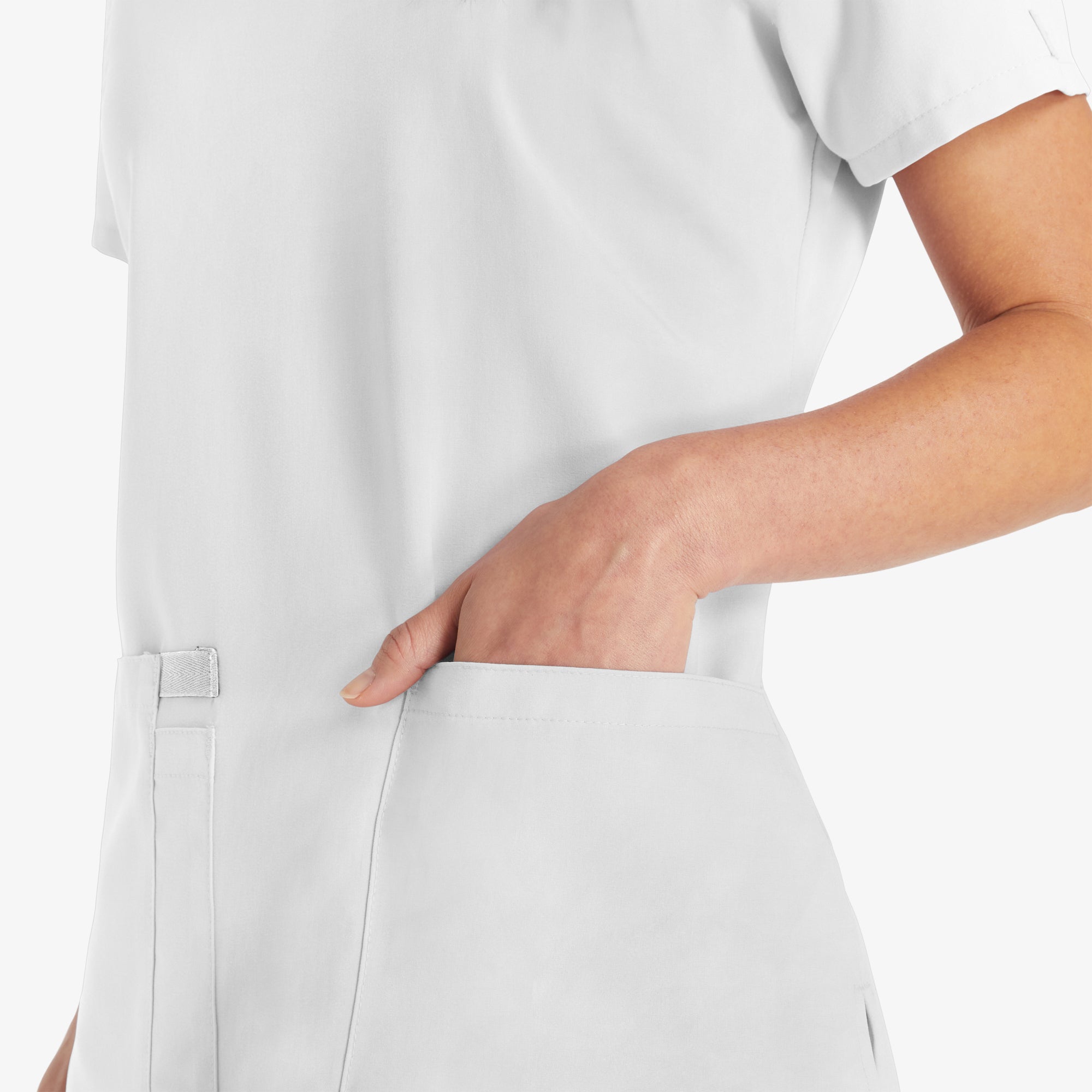 Women's EDS Essentials V-Neck Scrub Top - 图片 8