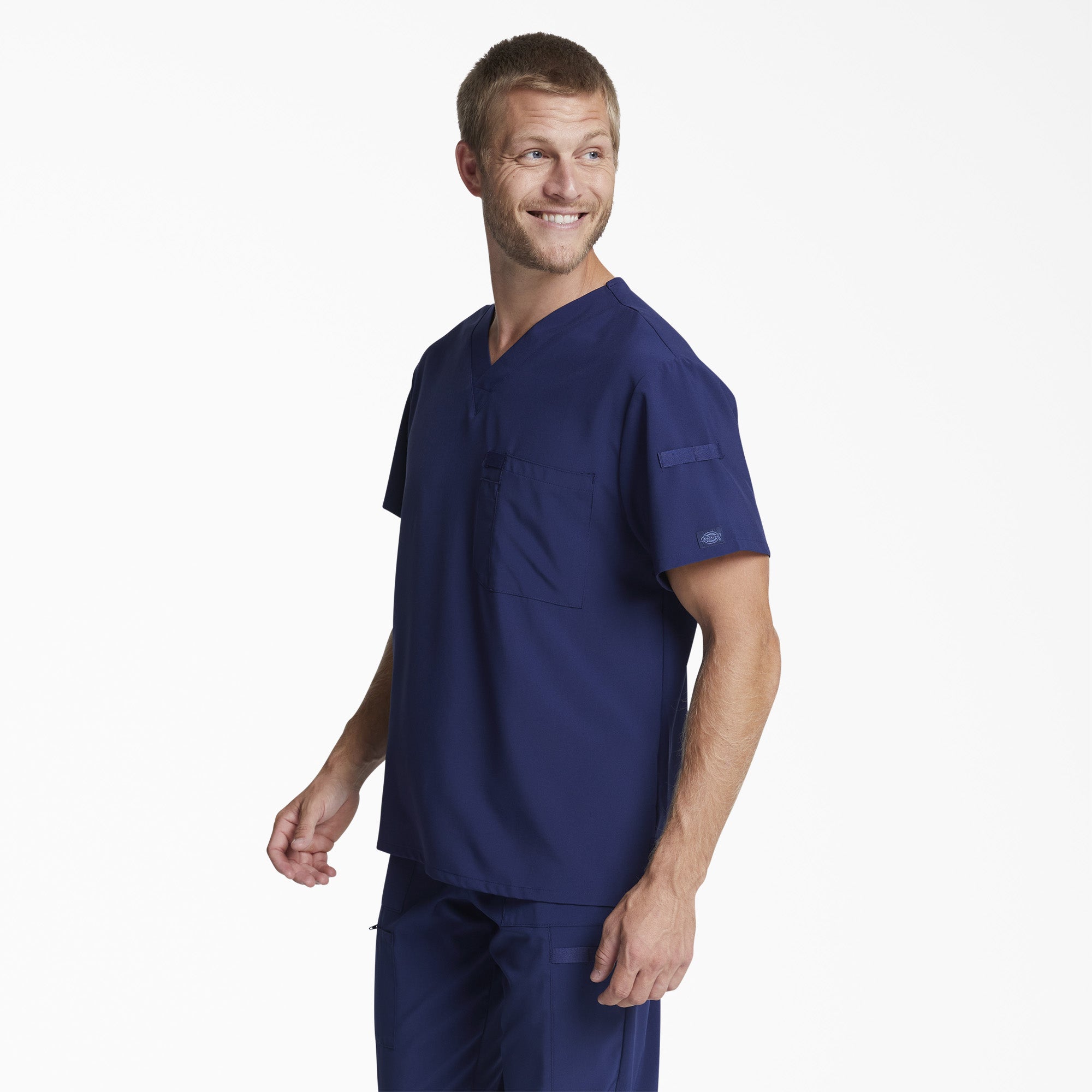 Men's EDS Essentials Tuckable V-Neck Scrub Top - 图片 3